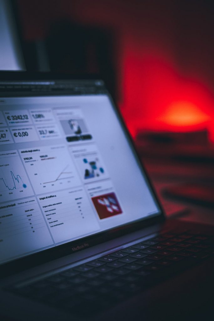 imagen de la pantalla de una computadora con métricas sobre el ROI