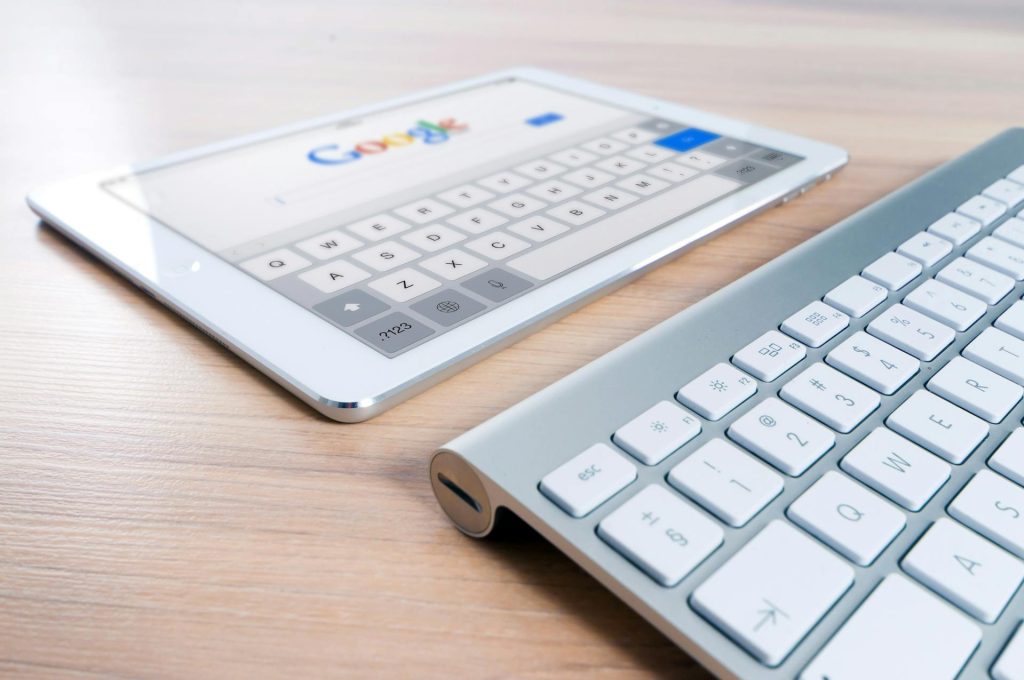 Tablet con Google abierto con un teclado inalambrico antes de anunciarse en google.