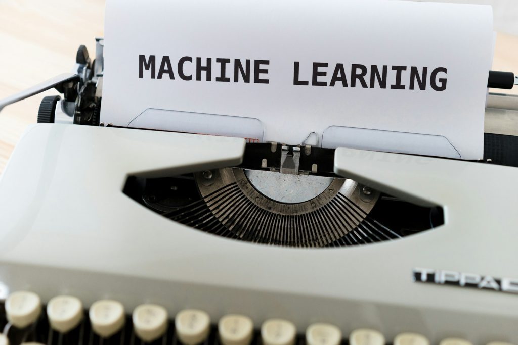 Maquina de escribir con una hoja que tiene escrito Machine Learning.