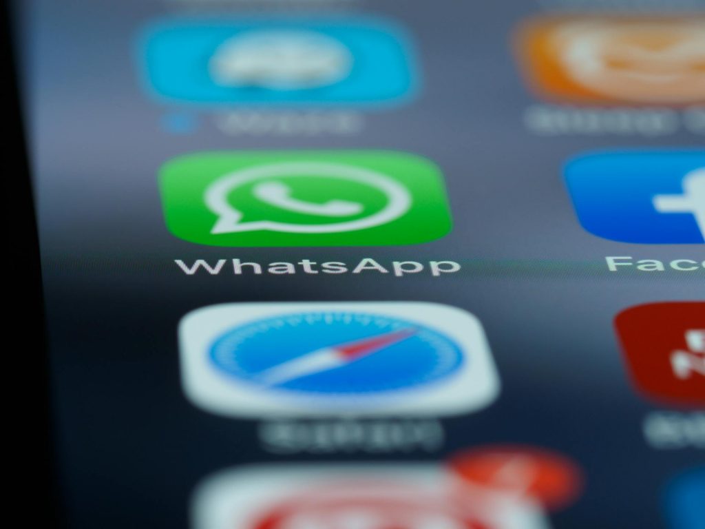 pantalla de celular con apps, destacandose Whatsapp marketing como la app principal.