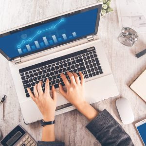 ✅ CRM visual con etiquetas y prioridades.